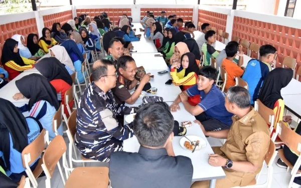 Thumbnail Berita - Tinjau MPLS, Bupati Pacitan-Forkopimda Santap Siang bareng Siswa Sekolah Rakyat