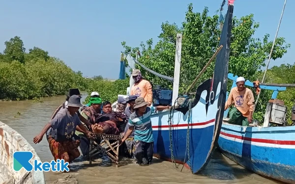 Thumbnail Diterjang Ombak Besar di Juanda, Dua Nelayan Asal Sampang Selamat dari Maut