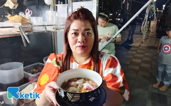 Thumbnail Mencicipi Ronde Legendaris Pak Yanto, Isian Kacang Tanah Buat Ketagihan