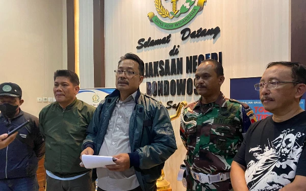 Thumbnail Vonis Naik 4 Kali Lipat, Terdakwa Korupsi Proyek Jalan Digelandang ke Lapas Bondowoso