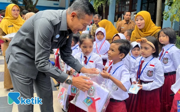 Thumbnail Wali Kota Malang Bagikan 13.000 Seragam Gratis ke Siswa SD-SMP Negeri, Realisasi Janji Politik