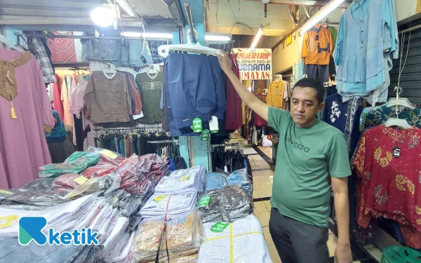 Thumbnail Angin Segar Bagi Pedagang Seragam Sekolah, Pasar Wonokromo Surabaya Ramai di Momen Tahun Ajaran Baru