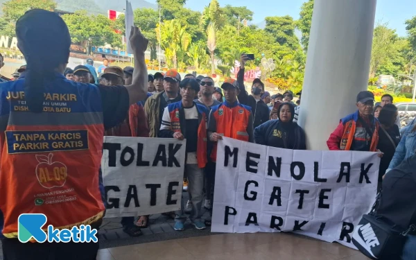 Thumbnail PKL dan Jukir Tolak Gate Parkir Alun-Alun Kota Batu   ‎