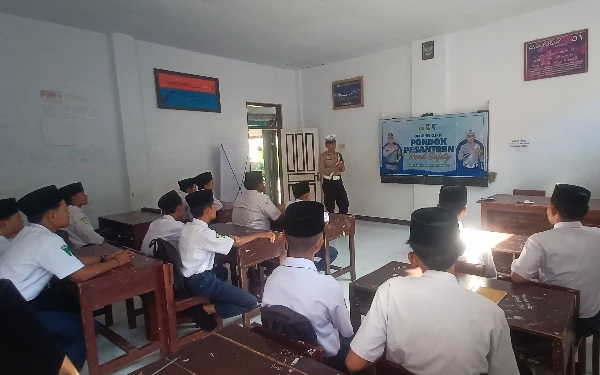 Satlantas Polres Bondowoso Kenalkan Edukasi Keselamatan Lalu Lintas kepada Santri MTs Nurul Hidayah