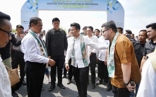 Thumbnail Datang ke Kediri, Mentan Amran Ajak Petani Swasembada Gula dalam Tiga Tahun