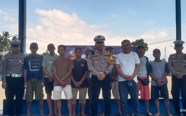 Thumbnail Berita - Operasi Patuh Semeru 2025, Satlantas Bondowoso Edukasi Sopir Truk di Desa Mengok