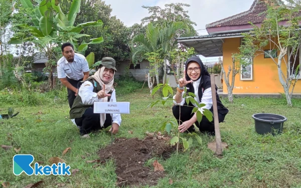 Thumbnail Berita - Pimpin Apel dan Tanam Pohon, Tandai Hari Pertama Bupati Lumajang Ngantor di Kecamatan