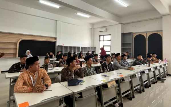 Thumbnail Bentuk Karakter Disiplin, Santri Baru PPI Abdul Malik Fadjar Dapat Edukasi Mental hingga Literasi