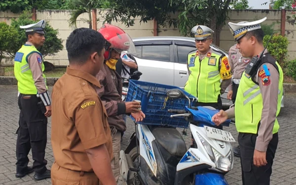 Thumbnail Berita - Operasi Patuh Candi 2025 di Pekalongan, Pengendara Tertib Dapat Minyak dan Gula