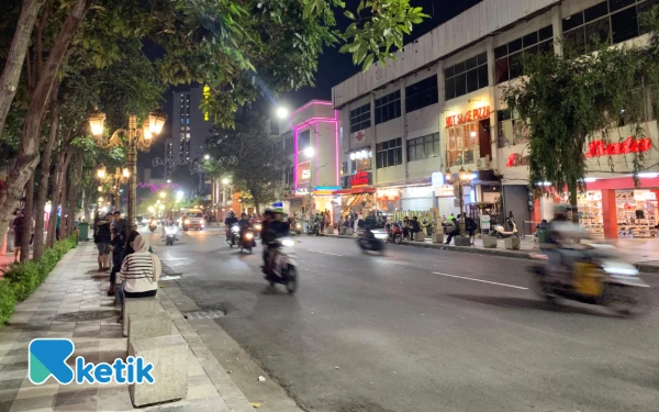 Thumbnail Romansa Tunjungan Surabaya Kini Bebas Macet, Parkir di Bahu Jalan Ditiadakan!