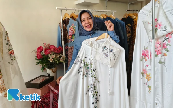 Thumbnail Indahnya Lukisan Bunga Mawar Nita Erlina, Karyanya Tembus Texas AS