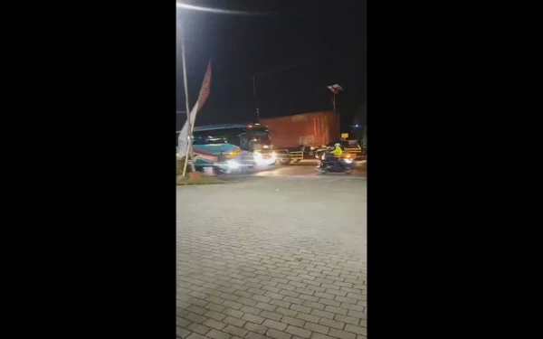 Thumbnail Berita - Viral! Polisi Cegat dan Mundurkan Bus Sugeng Rahayu Terobos Antrian Perlintasan KA di Mojokerto