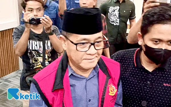 Thumbnail Buronan Korupsi Batik Desa Sumsel Menyerahkan Diri ke Kejari Palembang