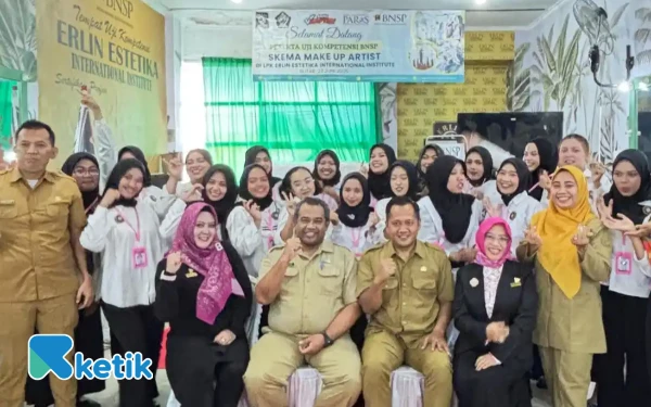 Thumbnail Berita - Lewat DBHCHT, Disnaker Kabupaten Blitar Cetak Tenaga Kerja Profesional Lewat Pelatihan MUA Bersertifikat