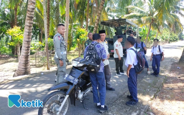 Thumbnail Berita - Satpol PP Aceh Jaya Datang, Pelajar yang Bolos Kocar-Kacir Lari ke Kebun Sawit