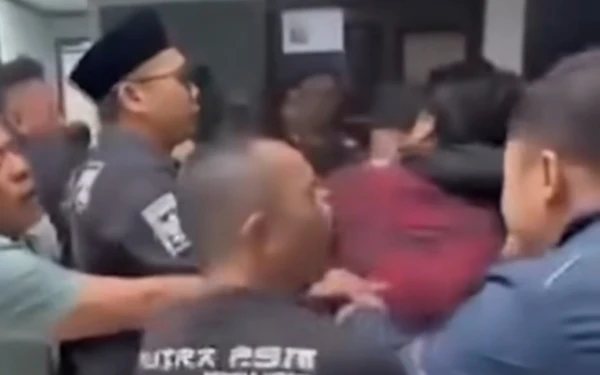 Thumbnail VIRAL di Surabaya! Sekap Tim Legal Perusahaan Finance, 5 Anggota Ormas Ditahan