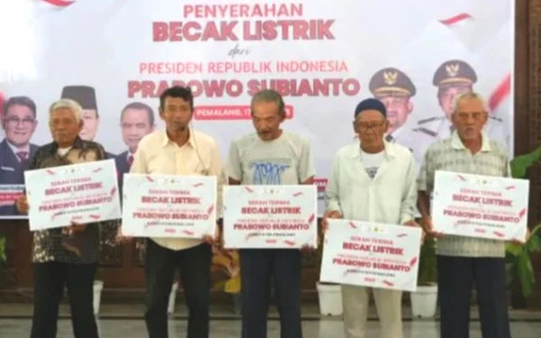 Thumbnail 25 Pengayuh Becak Lansia di Pemalang Terima Bantuan Becak Listrik dari Presiden RI