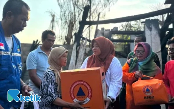 Thumbnail Wabup Situbondo Serahkan Bantuan Untuk Korban Rumah Kebakaran