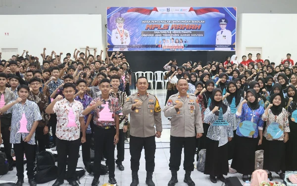 Thumbnail Bangun Generasi Emas, Wakapolres Bondowoso Edukasi Siswa SMA Tentang Bahaya Narkoba dan Judi Online