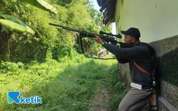 Thumbnail Berita - Monyet Liar di Jombang Tak Kunjung Tertangkap, Pemburu Turun Gunung Bawa Senapan