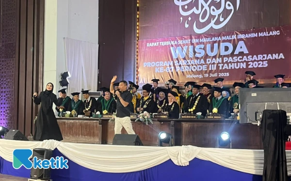 Thumbnail Wisuda Terakhir Masa Kepemimpinan Rektor, Prof Zainuddin Dapat Kejutan dari Anang-Ashanty