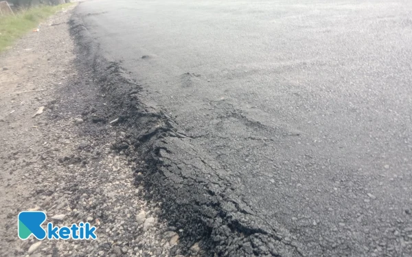 Thumbnail Berita - Beberapa Hari Setelah Pengerjaan, Jalan Aspal di Pagergunung Pemalang Sudah Rusak