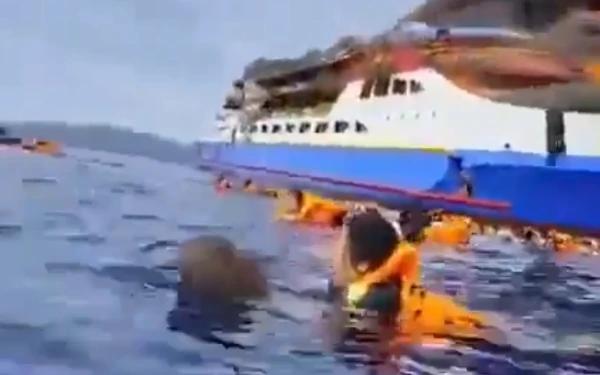 Thumbnail Berita - TNI AL Kirim Dua Kapal Evakuasi Korban KM Barcelona V yang Terbakar