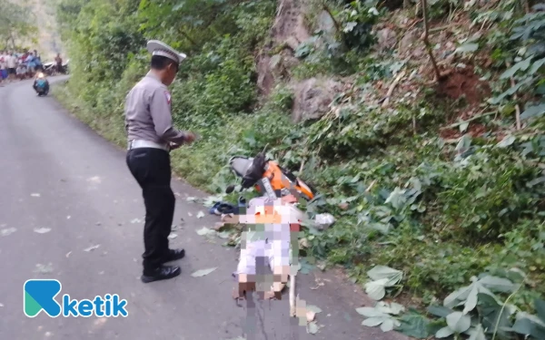 Thumbnail Diduga Rem Blong, Pasutri Tewas Terjun ke Jurang Karanggede-Tokawi Pacitan