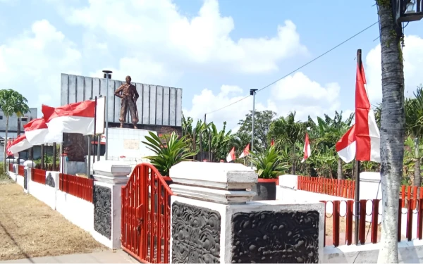 Thumbnail Berita - Gotong Royong, PKL Klakah Lumajang Merawat Monumen Kapten Suwandak