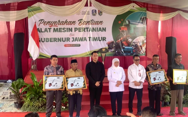 Thumbnail Berita - Dorong Kedaulatan Pangan Nasional, Gubernur Khofifah Serahkan 15 Unit Alsintan untuk Petani Kabupaten Tuban