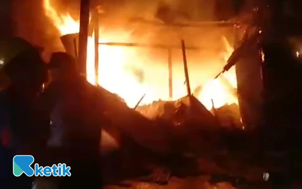 Thumbnail Bengkel dan Toko Onderdil di Sampang Ludes Terbakar, Diduga Akibat Korsleting