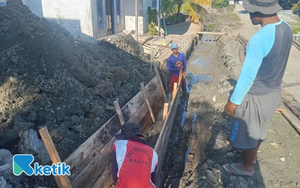 Thumbnail Pemdes Baru Halmahera Selatan Bangun Drainase Atasi Genangan Air
