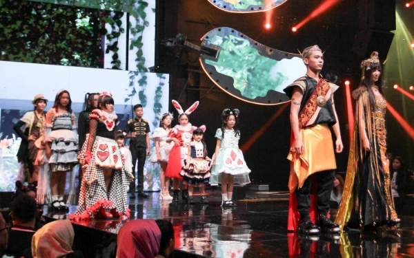 Thumbnail Berita - TWOI Tampil Memukau di ASEAN Fashion Festival, Drama Musikal 'Alice in Wonderland' Curi Perhatian Dunia