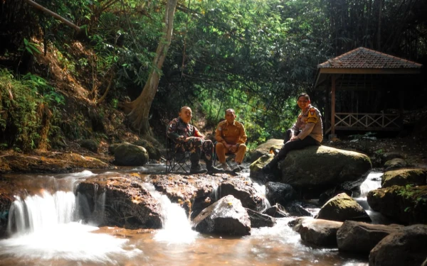 Thumbnail Berita - Cara Unik Kades Purwosono Dobrak Tradisi Rapat Formal, Pilih Bahas Pembangunan Desa di Destinasi Wisata