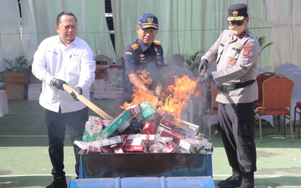 Thumbnail Berita - Pemusnahan Rokok Ilegal di Aceh, Sinergi Polda dan Bea Cukai Berantas Barang Ilegal