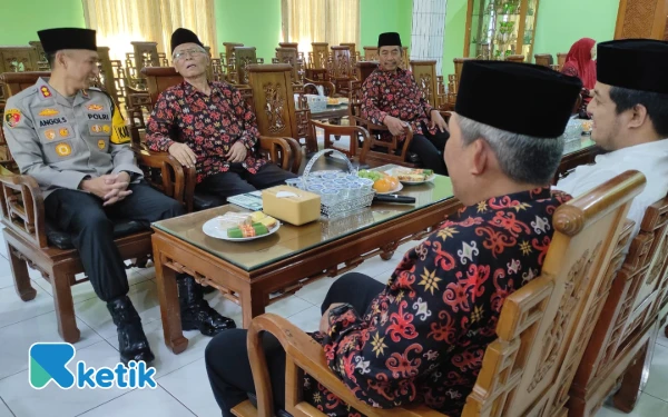 Thumbnail Berita - Sinergi Ulama dan Umara, Kapolres Kediri Kota Silaturahmi ke Ponpes Wali Barokah