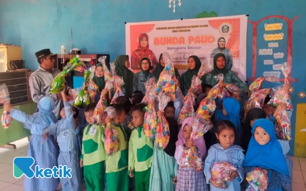 Thumbnail Peringati Hari Anak Nasional, Bunda Paud Desa Sambiki Halmahera Selatan Bagi Bingkisan ke Siswa