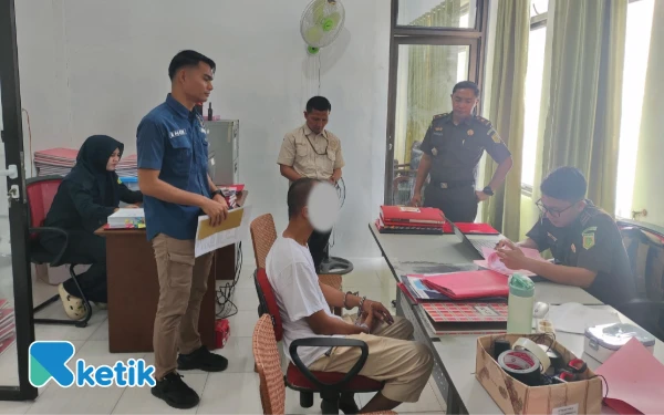 Thumbnail Berita - Berkas Lengkap, Satreskrim Polres Simeulue Serahkan Tersangka dan Barang Bukti Pelecehan Seksual ke Kejari