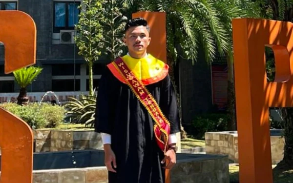 Thumbnail Tengku Natan Raih Lulusan Terbaik FISIP UB, Bukti Kerja Keras Bisa Seimbangkan Kuliah dan Karier