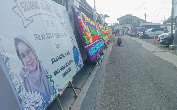 Thumbnail Berita - Ultah ke 39, Ketua TP-PKK Linggau Hj Risca Dibanjiri Papan Bunga Ucapan Bahagia