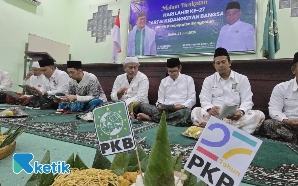 Thumbnail Berita - Sambut Harlah ke-27, DPC PKB Bangkalan Ziarah Makam Mbah Kholil dan Khataman Al Quran