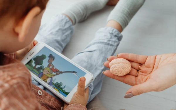 Thumbnail Berita - Guru Besar Unesa Ungkap Ancaman Gawai pada Perkembangan Motorik Anak