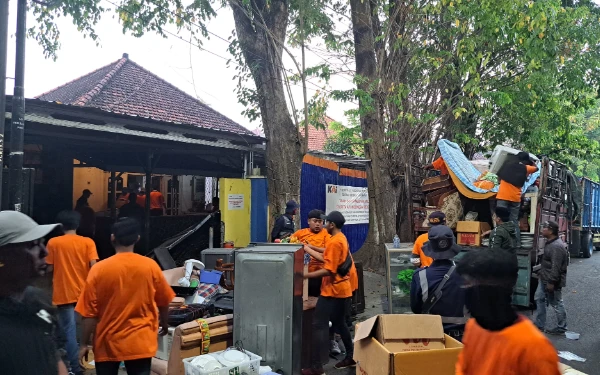 Thumbnail KAI Daop 8 Surabaya Tindak Penghuni Ilegal Rumah Dinas di Jalan Tapak Siring