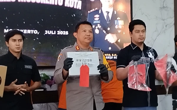 Thumbnail Berita - Dua Maling Dibekuk Anggota Satreskrim Polres Mojokerto Kota saat Bongkar Motor Hasil Curian