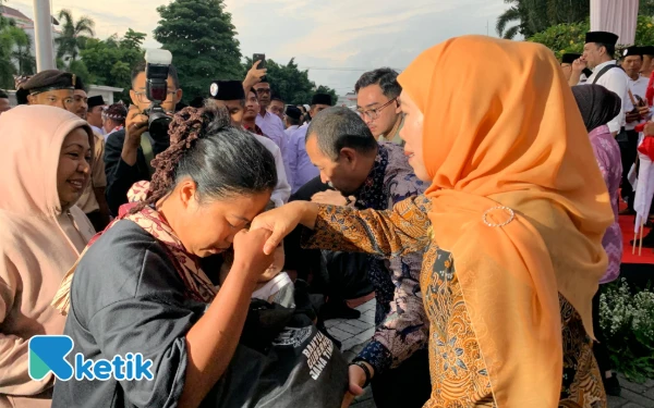 Thumbnail Aksi Gubernur Khofifah Bikin Emak-Emak Nangis Bahagia! Ada Apa?