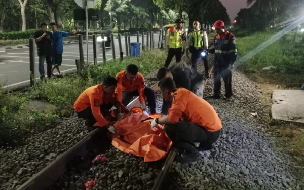Thumbnail Pria Tanpa Identitas Tewas Tertabrak Kereta Api di Jalan Ahmad Yani Surabaya