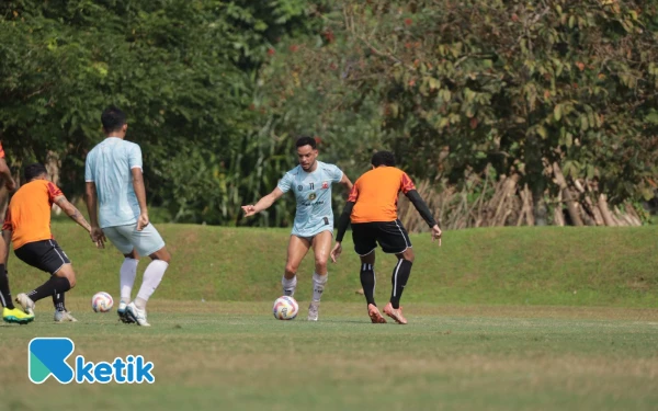 Thumbnail Berita - Laga Uji Coba Madura United FC vs Borneo FC Berakhir Imbang
