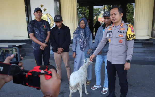 Thumbnail Warga Bondowoso Gagalkan Pencurian Kambing, Pelakunya Diserahkan ke Polisi