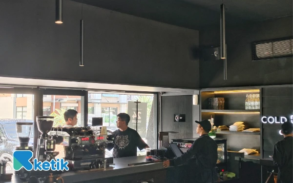 Thumbnail Tren Work From Cafe Bertahan Kuat, Mahasiswa Dominasi Kafe di Surabaya