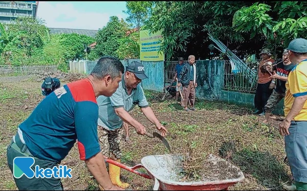 Thumbnail Berita - Posyandu di RW 15 Sidanegara Segera Dibangun, Warga Bahagia dan Antusias Kerja Bakti